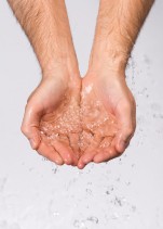 Hände fangen Wasser auf 