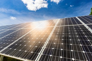 Solarmodula auf Hausdach mich Himmel im Hintergrund