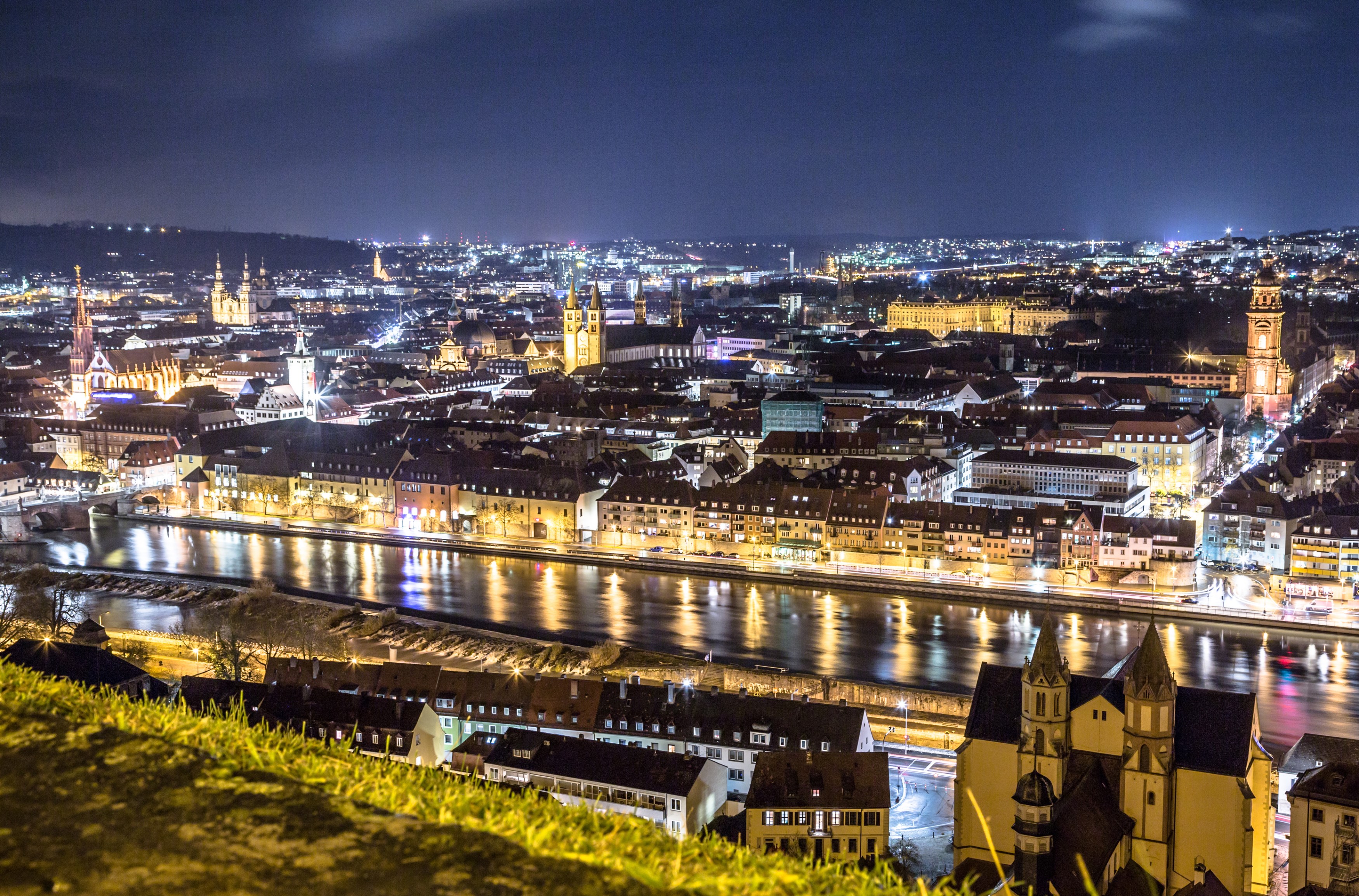 Nachtaufnahme der beleuchteten Stadt Würzburg, fotografiert Peter Schuhmann auf der Festung Marienberg